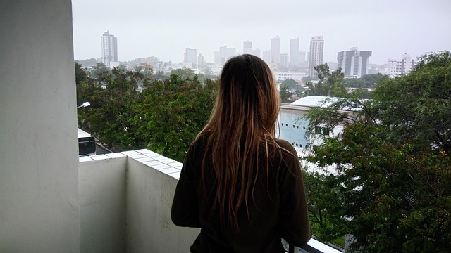 girl-on-the-balcony-2433451_640